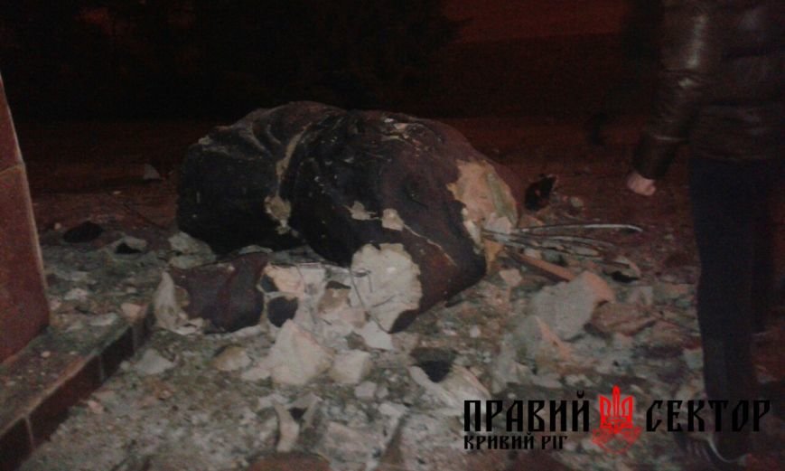 В Кривом Роге: обрушились конструкции моста, неизвестные сбросили 3... В Кривом Роге: обрушились конструкции моста, неизвестные сбросили 3 памятника, бойцов обучили тактической медицине (фото) - фото 4