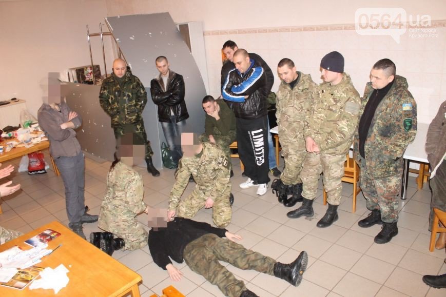 В Кривом Роге: обрушились конструкции моста, неизвестные сбросили 3... В Кривом Роге: обрушились конструкции моста, неизвестные сбросили 3 памятника, бойцов обучили тактической медицине (фото) - фото 5