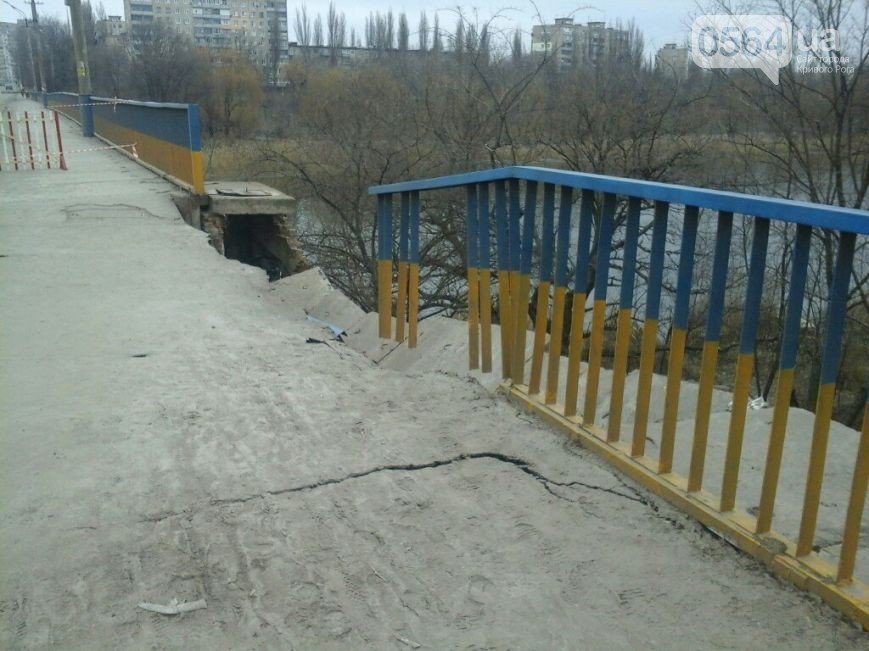 В Кривом Роге: обрушились конструкции моста, неизвестные сбросили 3... В Кривом Роге: обрушились конструкции моста, неизвестные сбросили 3 памятника, бойцов обучили тактической медицине (фото) - фото 1