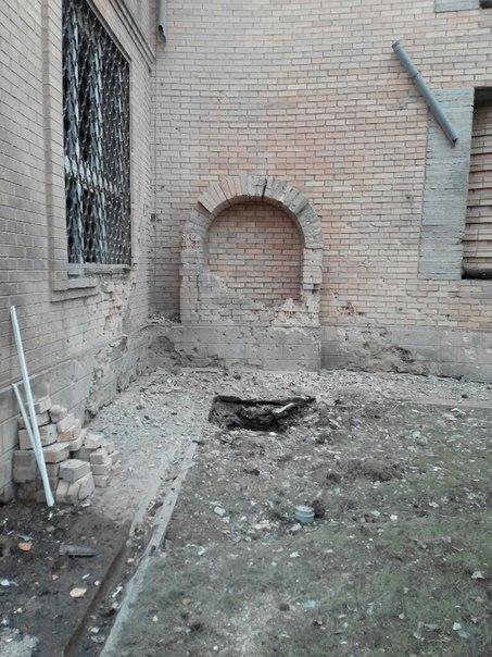 Страшный взрыв в Донецке и артобстрел уничтожили - склад с боеприпасами, супермаркет, повредил два храма и десятки домов (ФОТО, ВИДЕО) (фото) - фото 2 Страшный взрыв в Донецке и артобстрел уничтожили - склад с боеприпасами, супермаркет, повредил два храма и десятки домов (ФОТО, ВИДЕО) (фото) - фото 2