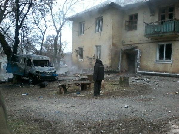 Страшный взрыв в Донецке и артобстрел уничтожили - склад с боеприпасами, супермаркет, повредил два храма и десятки домов (ФОТО, ВИДЕО) (фото) - фото 4 Страшный взрыв в Донецке и артобстрел уничтожили - склад с боеприпасами, супермаркет, повредил два храма и десятки домов (ФОТО, ВИДЕО) (фото) - фото 4