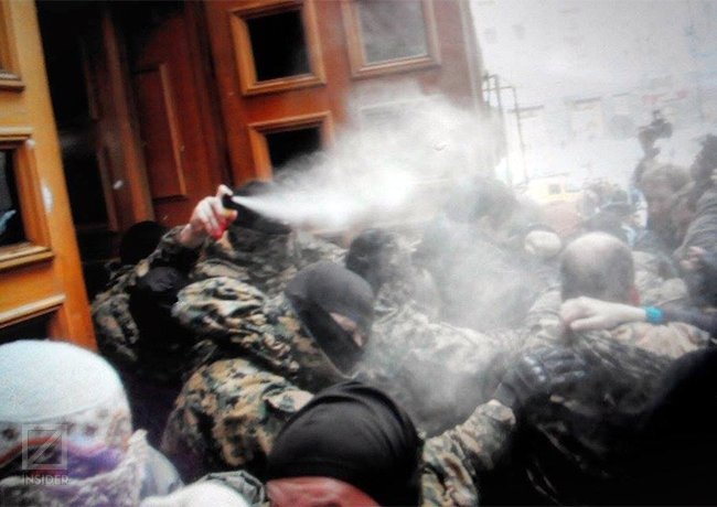 Киевляне пикетировали КГГА из-за повышения тарифов на проезд в метро (ОБНОВЛЯЕТСЯ) (фото) - фото 1 Киевляне пикетировали КГГА из-за повышения тарифов на проезд в метро (ОБНОВЛЯЕТСЯ) (фото) - фото 1
