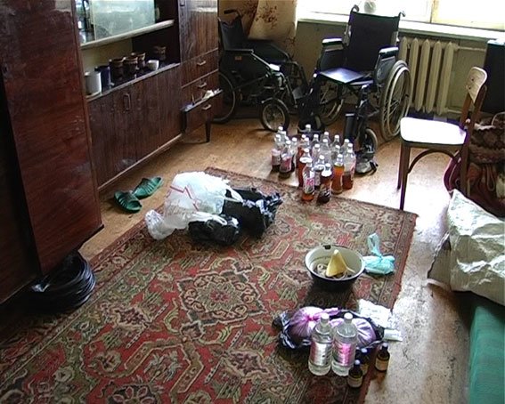 В Сумах у инвалида-колясочника выявили наркопритон (ФОТО) (фото) - фото 1 В Сумах у инвалида-колясочника выявили наркопритон (ФОТО) (фото) - фото 1