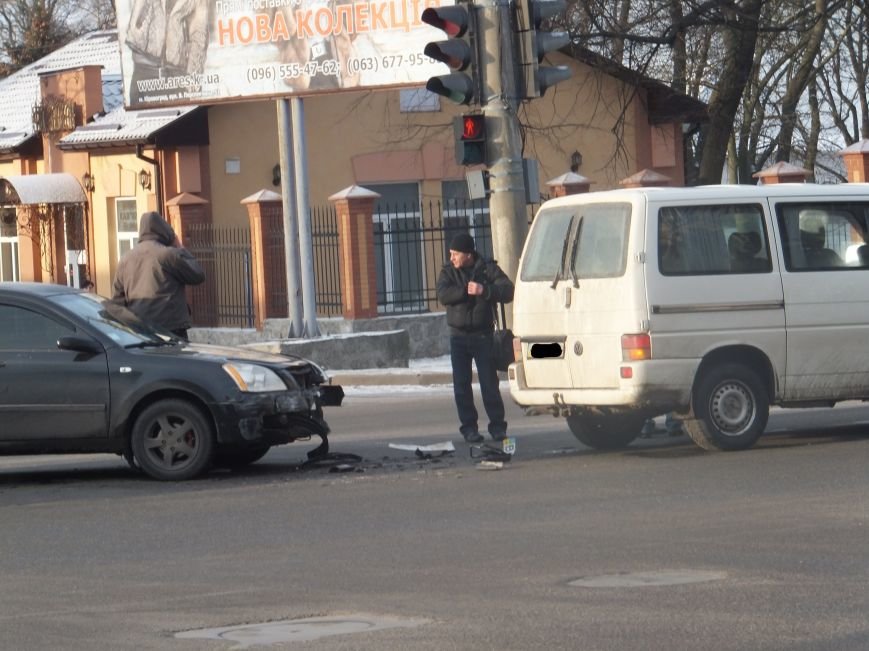 На перекрестке в Кировограде столкнулись два автомобиля. ФОТО (фото) - фото 1 На перекрестке в Кировограде столкнулись два автомобиля. ФОТО (фото) - фото 1