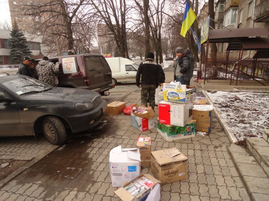Мариуполь помогает пострадавшим в Дебальцево, где идут ожесточенные бои (ФОТОРЕПОРТАЖ) (фото) - фото 1 Мариуполь помогает пострадавшим в Дебальцево, где идут ожесточенные бои (ФОТОРЕПОРТАЖ) (фото) - фото 1