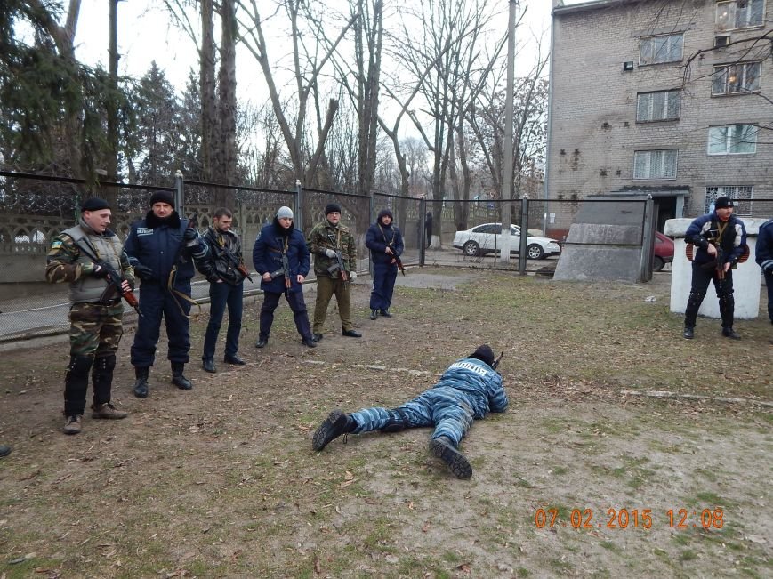 Днепродзержинкие милиционеры тренировались по тактике ведения боя в городских условиях (фото) - фото 4 Днепродзержинкие милиционеры тренировались по тактике ведения боя в городских условиях (фото) - фото 4