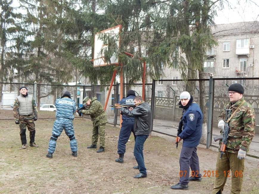 Днепродзержинкие милиционеры тренировались по тактике ведения боя в городских условиях (фото) - фото 2 Днепродзержинкие милиционеры тренировались по тактике ведения боя в городских условиях (фото) - фото 2
