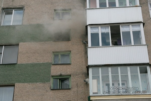 У Тернополі на вул. Дорошенка виникла пожежа у п’ятиповерховому будинку (ФОТО, ВІДЕО) (фото) - фото 1 У Тернополі на вул. Дорошенка виникла пожежа у п’ятиповерховому будинку (ФОТО, ВІДЕО) (фото) - фото 1