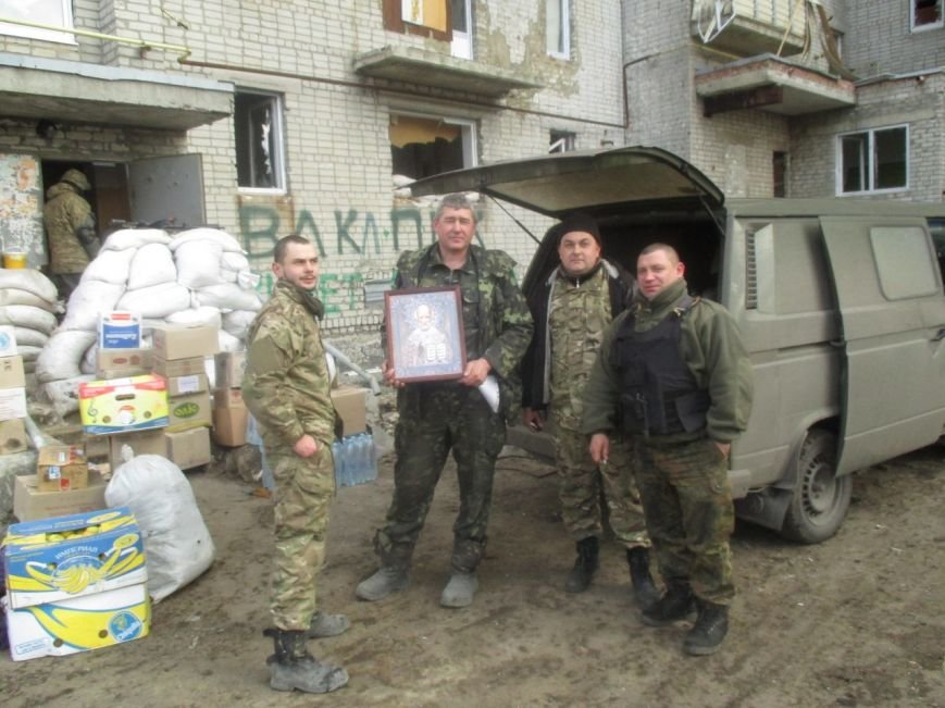 Волонтеры Кривого Рога под обстрелами доставили бойцам «гуманитарку» и спасли маму с сыном (ФОТО) (фото) - фото 1 Волонтеры Кривого Рога под обстрелами доставили бойцам «гуманитарку» и спасли маму с сыном (ФОТО) (фото) - фото 1