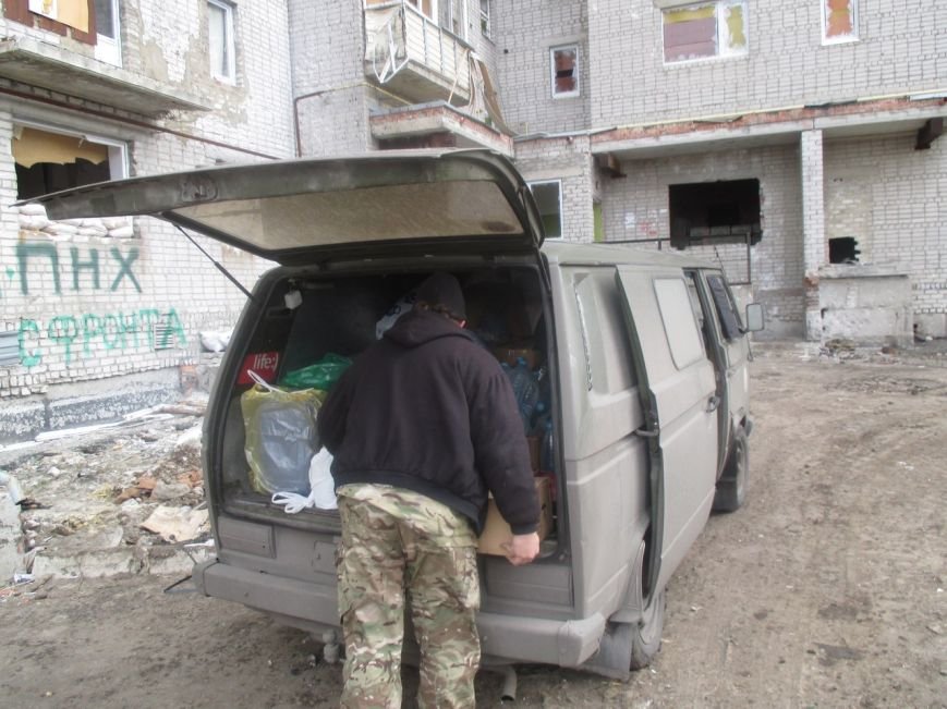 Волонтеры Кривого Рога под обстрелами доставили бойцам «гуманитарку» и спасли маму с сыном (ФОТО) (фото) - фото 1 Волонтеры Кривого Рога под обстрелами доставили бойцам «гуманитарку» и спасли маму с сыном (ФОТО) (фото) - фото 1