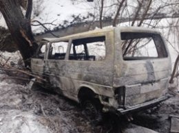 В Киеве микроавтобус влетел в дерево и загорелся (ФОТО) (фото) - фото 1 В Киеве микроавтобус влетел в дерево и загорелся (ФОТО) (фото) - фото 1