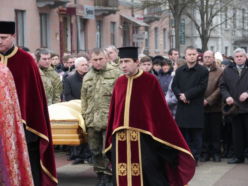 Сотні тернополян провели в останню путь бійця АТО Олександра Орляка (фото) - фото 3 Сотні тернополян провели в останню путь бійця АТО Олександра Орляка (фото) - фото 3
