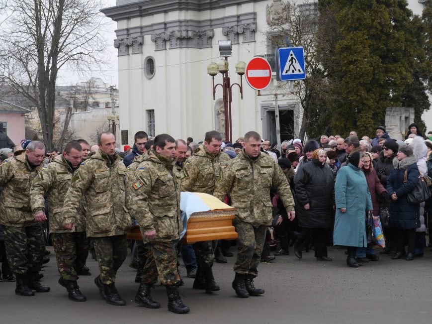 Сотні тернополян провели в останню путь бійця АТО Олександра Орляка (фото) - фото 4 Сотні тернополян провели в останню путь бійця АТО Олександра Орляка (фото) - фото 4