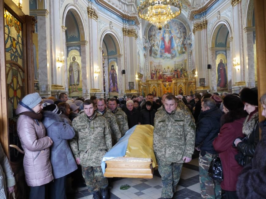 Сотні тернополян провели в останню путь бійця АТО Олександра Орляка (фото) - фото 1 Сотні тернополян провели в останню путь бійця АТО Олександра Орляка (фото) - фото 1