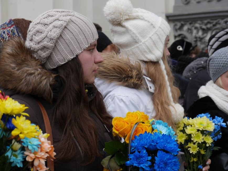 Сотні тернополян провели в останню путь бійця АТО Олександра Орляка (фото) - фото 2 Сотні тернополян провели в останню путь бійця АТО Олександра Орляка (фото) - фото 2