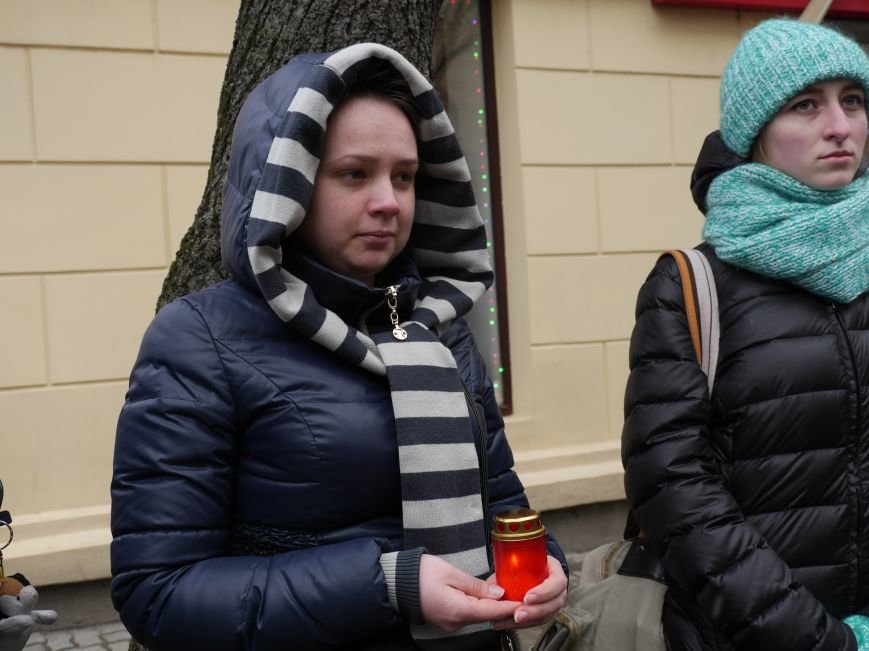 Сотні тернополян провели в останню путь бійця АТО Олександра Орляка (фото) - фото 4 Сотні тернополян провели в останню путь бійця АТО Олександра Орляка (фото) - фото 4