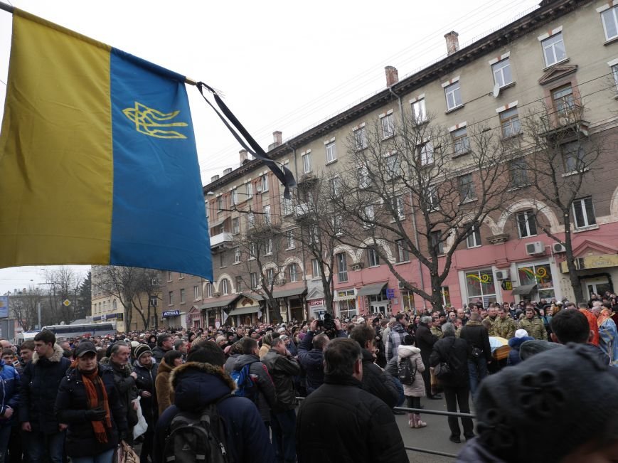 Сотні тернополян провели в останню путь бійця АТО Олександра Орляка (фото) - фото 4 Сотні тернополян провели в останню путь бійця АТО Олександра Орляка (фото) - фото 4
