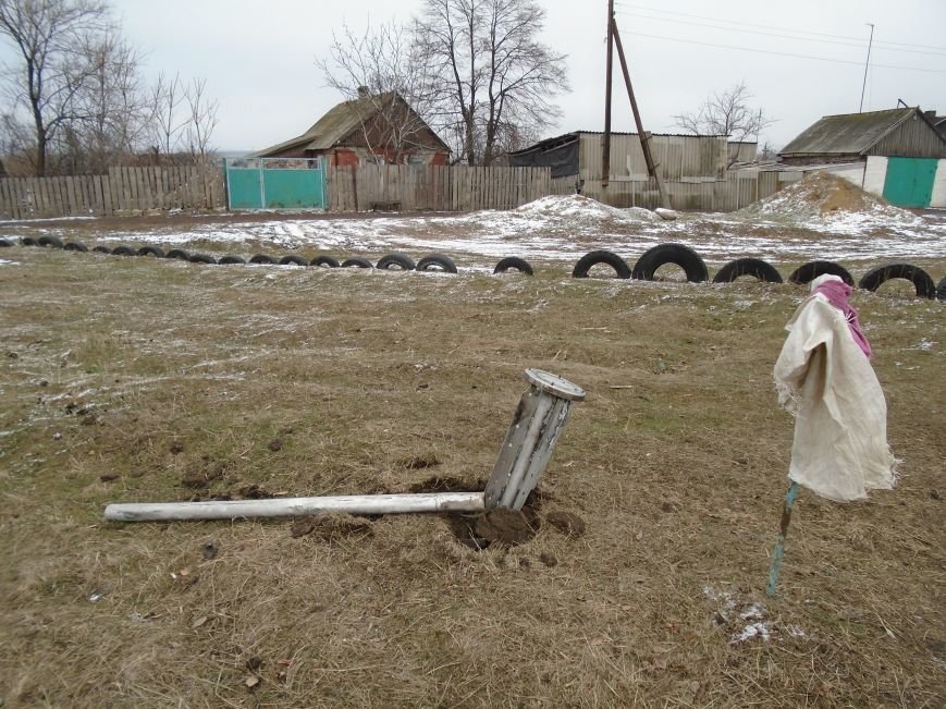 Боеприпасы и разруха: новые кадры обстрела Гродовки (ОБНОВЛЕНО) (фото) - фото 29 Боеприпасы и разруха: новые кадры обстрела Гродовки (ОБНОВЛЕНО) (фото) - фото 29