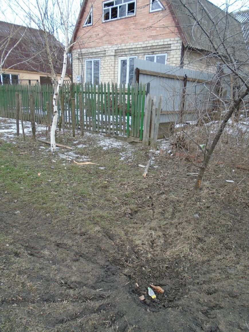 Боеприпасы и разруха: новые кадры обстрела Гродовки (ОБНОВЛЕНО) (фото) - фото 24 Боеприпасы и разруха: новые кадры обстрела Гродовки (ОБНОВЛЕНО) (фото) - фото 24