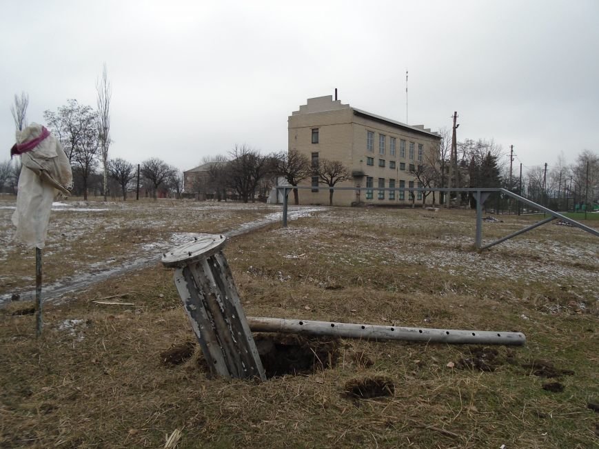 Боеприпасы и разруха: новые кадры обстрела Гродовки (ОБНОВЛЕНО) (фото) - фото 32 Боеприпасы и разруха: новые кадры обстрела Гродовки (ОБНОВЛЕНО) (фото) - фото 32