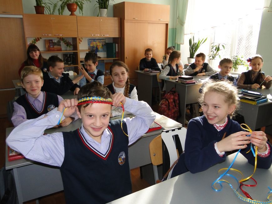У гімназії №2 плетуть маскувальні сітки та роблять обереги (продовження) (фото) - фото 1 У гімназії №2 плетуть маскувальні сітки та роблять обереги (продовження) (фото) - фото 1