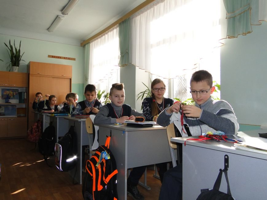 У гімназії №2 плетуть маскувальні сітки та роблять обереги (продовження) (фото) - фото 1 У гімназії №2 плетуть маскувальні сітки та роблять обереги (продовження) (фото) - фото 1