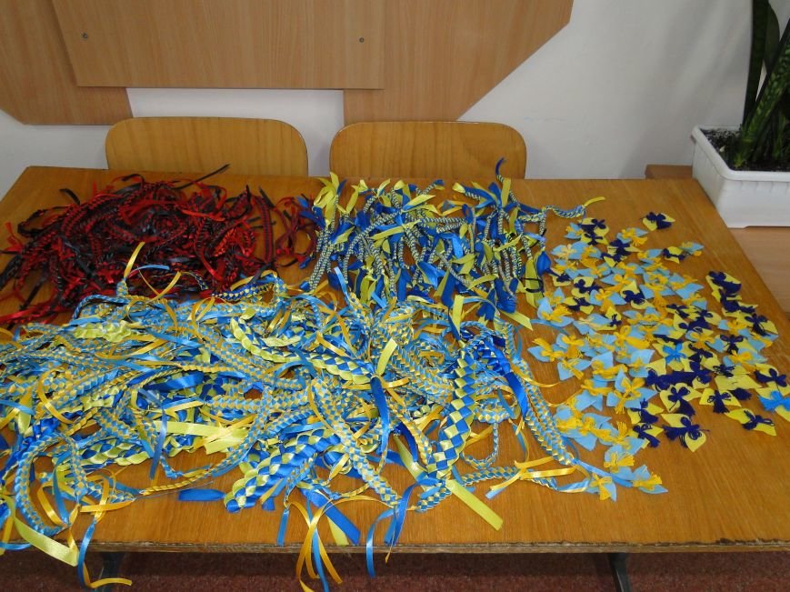 У гімназії №2 плетуть маскувальні сітки та роблять обереги (продовження) (фото) - фото 1 У гімназії №2 плетуть маскувальні сітки та роблять обереги (продовження) (фото) - фото 1