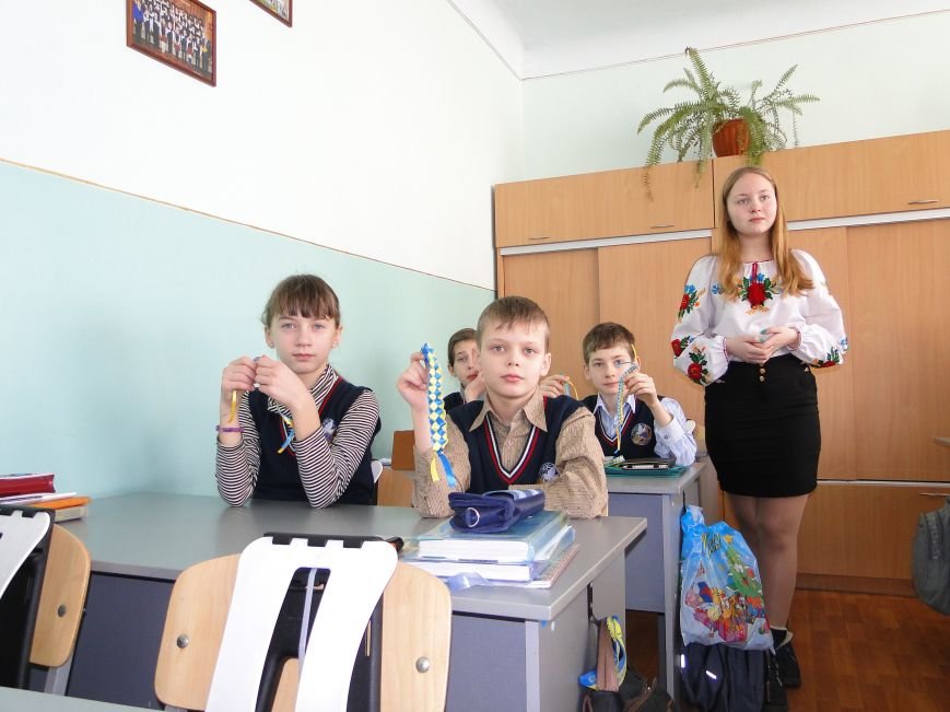 У гімназії №2 плетуть маскувальні сітки та роблять обереги (продовження) (фото) - фото 1 У гімназії №2 плетуть маскувальні сітки та роблять обереги (продовження) (фото) - фото 1