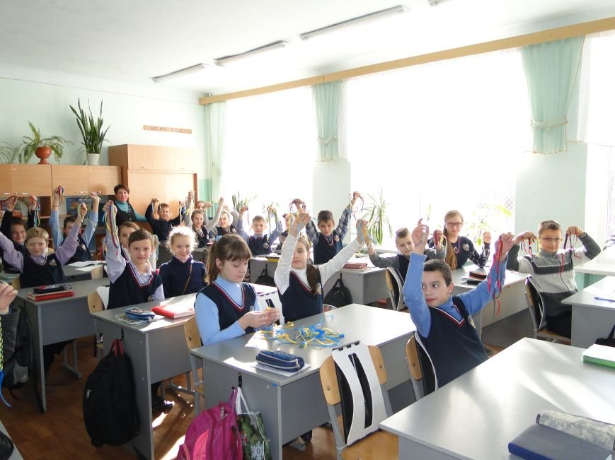 У гімназії №2 плетуть маскувальні сітки та роблять обереги (продовження) (фото) - фото 1 У гімназії №2 плетуть маскувальні сітки та роблять обереги (продовження) (фото) - фото 1