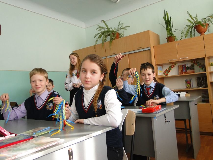 У гімназії №2 плетуть маскувальні сітки та роблять обереги (продовження) (фото) - фото 1 У гімназії №2 плетуть маскувальні сітки та роблять обереги (продовження) (фото) - фото 1