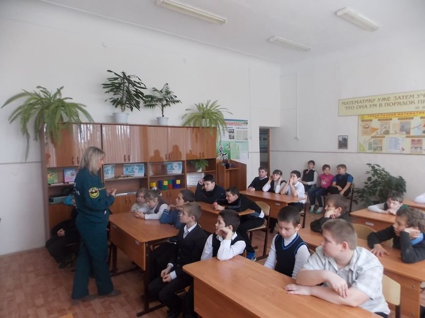 В гости к школьникам пришли сотрудники противопожарной службы (фото) - фото 1 В гости к школьникам пришли сотрудники противопожарной службы (фото) - фото 1