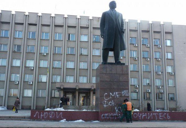 В Измаил ночью облили красками Ленина (ФОТО) (фото) - фото 1 В Измаил ночью облили красками Ленина (ФОТО) (фото) - фото 1