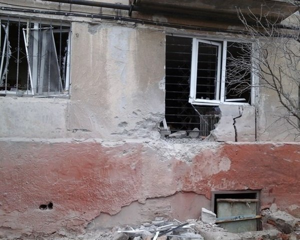 За 11 февраля в Горловке от артобстрелов пострадали 6 мирных жителей, а также множественные разрушения на ж/м Строитель (фото) - фото 2 За 11 февраля в Горловке от артобстрелов пострадали 6 мирных жителей, а также множественные разрушения на ж/м Строитель (фото) - фото 2
