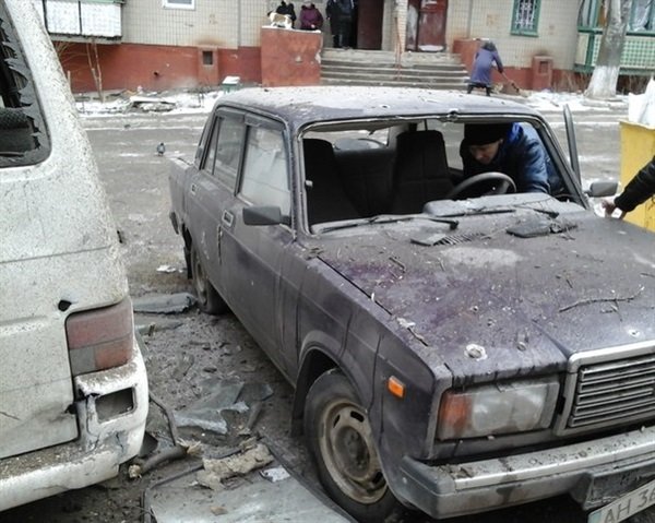За 11 февраля в Горловке от артобстрелов пострадали 6 мирных жителей, а также множественные разрушения на ж/м Строитель (фото) - фото 2 За 11 февраля в Горловке от артобстрелов пострадали 6 мирных жителей, а также множественные разрушения на ж/м Строитель (фото) - фото 2