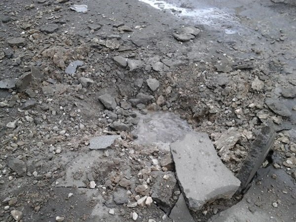 За 11 февраля в Горловке от артобстрелов пострадали 6 мирных жителей, а также множественные разрушения на ж/м Строитель (фото) - фото 2 За 11 февраля в Горловке от артобстрелов пострадали 6 мирных жителей, а также множественные разрушения на ж/м Строитель (фото) - фото 2