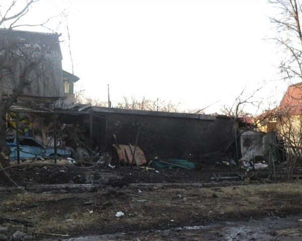 За 11 февраля в Горловке от артобстрелов пострадали 6 мирных жителей, а также множественные разрушения на ж/м Строитель (фото) - фото 2 За 11 февраля в Горловке от артобстрелов пострадали 6 мирных жителей, а также множественные разрушения на ж/м Строитель (фото) - фото 2