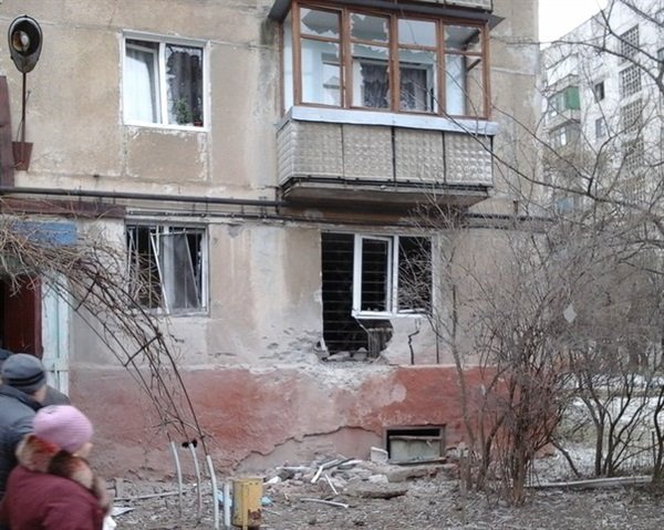 За 11 февраля в Горловке от артобстрелов пострадали 6 мирных жителей, а также множественные разрушения на ж/м Строитель (фото) - фото 2 За 11 февраля в Горловке от артобстрелов пострадали 6 мирных жителей, а также множественные разрушения на ж/м Строитель (фото) - фото 2