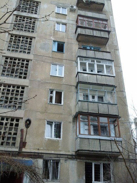 За 11 февраля в Горловке от артобстрелов пострадали 6 мирных жителей, а также множественные разрушения на ж/м Строитель (фото) - фото 2 За 11 февраля в Горловке от артобстрелов пострадали 6 мирных жителей, а также множественные разрушения на ж/м Строитель (фото) - фото 2