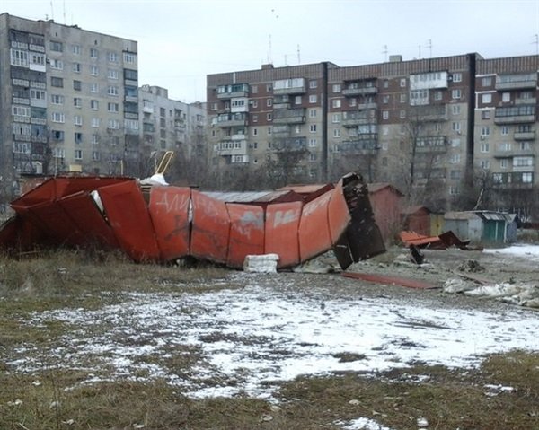 За 11 февраля в Горловке от артобстрелов пострадали 6 мирных жителей, а также множественные разрушения на ж/м Строитель (фото) - фото 2 За 11 февраля в Горловке от артобстрелов пострадали 6 мирных жителей, а также множественные разрушения на ж/м Строитель (фото) - фото 2