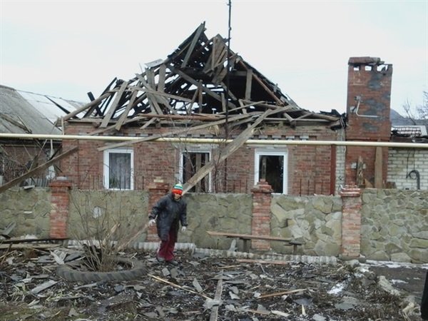 За 11 февраля в Горловке от артобстрелов пострадали 6 мирных жителей, а также множественные разрушения на ж/м Строитель (фото) - фото 2 За 11 февраля в Горловке от артобстрелов пострадали 6 мирных жителей, а также множественные разрушения на ж/м Строитель (фото) - фото 2