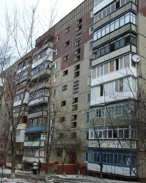 За 11 февраля в Горловке от артобстрелов пострадали 6 мирных жителей, а также множественные разрушения на ж/м Строитель (фото) - фото 2 За 11 февраля в Горловке от артобстрелов пострадали 6 мирных жителей, а также множественные разрушения на ж/м Строитель (фото) - фото 2