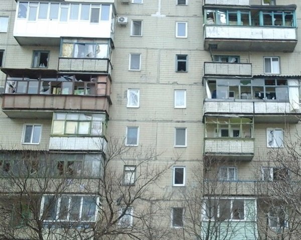 За 11 февраля в Горловке от артобстрелов пострадали 6 мирных жителей, а также множественные разрушения на ж/м Строитель (фото) - фото 2 За 11 февраля в Горловке от артобстрелов пострадали 6 мирных жителей, а также множественные разрушения на ж/м Строитель (фото) - фото 2