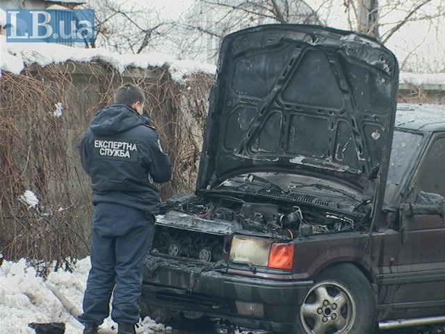 В Киеве на Осокорках сгорел двухэтажный дом и Range Rover (ФОТО) (фото) - фото 1 В Киеве на Осокорках сгорел двухэтажный дом и Range Rover (ФОТО) (фото) - фото 1