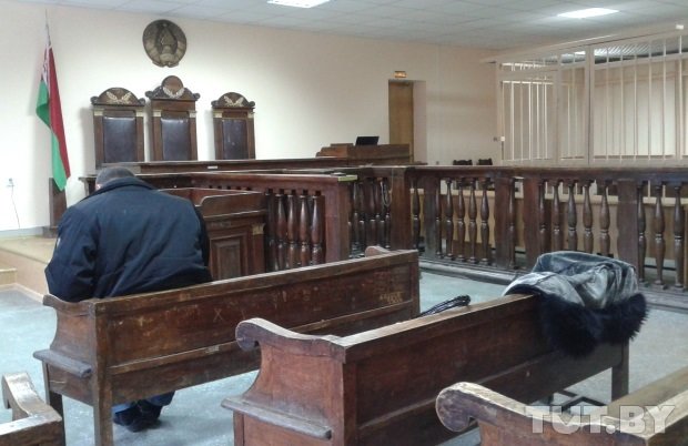 Репортаж: как судят сына чиновника, который возле границы «прокатил» пешехода на капоте Audi Q7 (фото) - фото 3 Репортаж: как судят сына чиновника, который возле границы «прокатил» пешехода на капоте Audi Q7 (фото) - фото 3