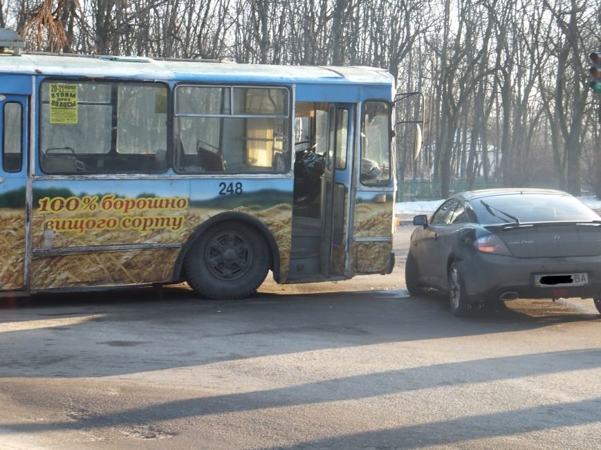 В Кировограде столкнулись троллейбус и иномарка. ФОТО (фото) - фото 1 В Кировограде столкнулись троллейбус и иномарка. ФОТО (фото) - фото 1