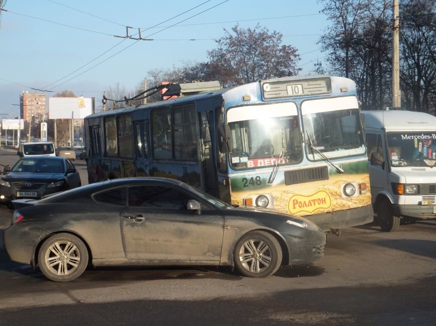 В Кировограде столкнулись троллейбус и иномарка. ФОТО (фото) - фото 1 В Кировограде столкнулись троллейбус и иномарка. ФОТО (фото) - фото 1