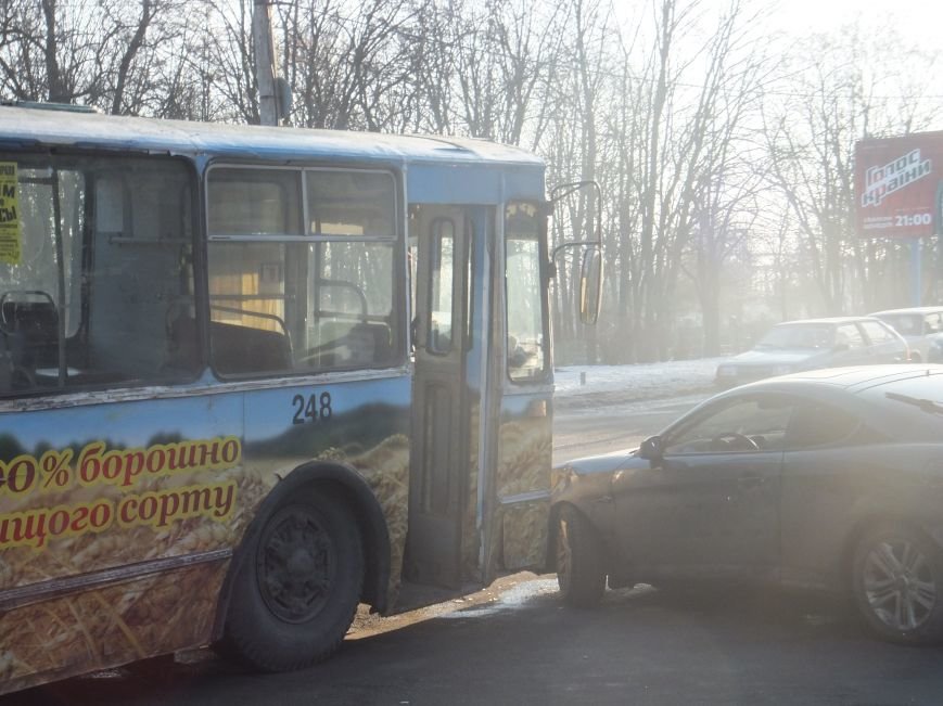 В Кировограде столкнулись троллейбус и иномарка. ФОТО (фото) - фото 1 В Кировограде столкнулись троллейбус и иномарка. ФОТО (фото) - фото 1