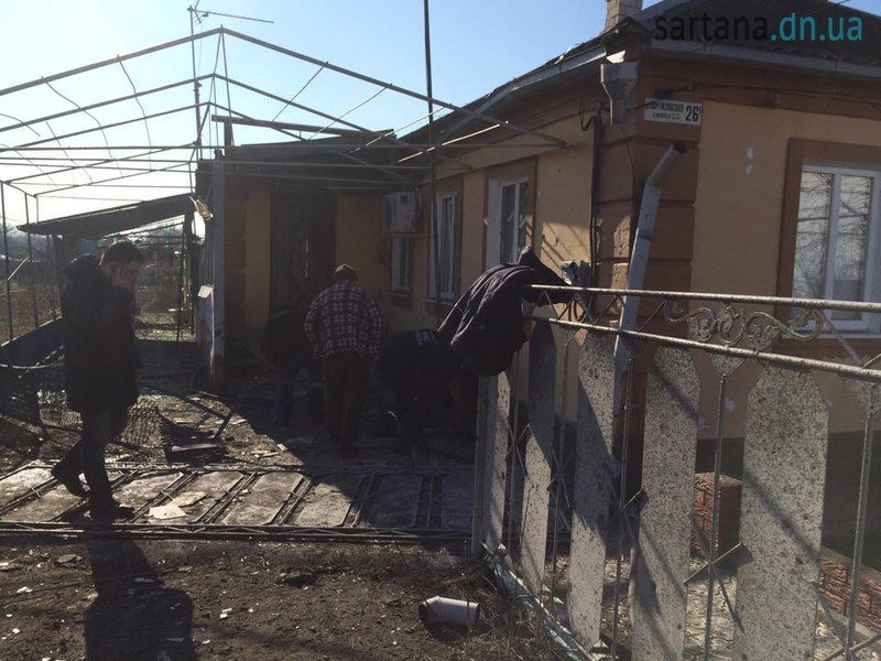 В Мариуполе террористы обстреляли Сартану. Повреждены 3 дома, ранен мужчина (ФОТО) (фото) - фото 1 В Мариуполе террористы обстреляли Сартану. Повреждены 3 дома, ранен мужчина (ФОТО) (фото) - фото 1