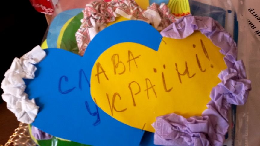 Маленькие жители Днепропетровщины передали бойцам АТО около тысячи «валентинок» (фото) - фото 3 Маленькие жители Днепропетровщины передали бойцам АТО около тысячи «валентинок» (фото) - фото 3