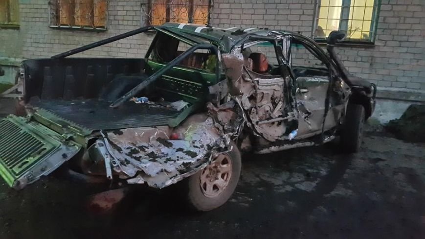 Полк «Азов» показал во что превратился их пикап после столкновения с танком под Мариуполем (фото) - фото 1 Полк «Азов» показал во что превратился их пикап после столкновения с танком под Мариуполем (фото) - фото 1
